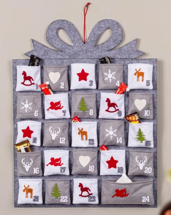 Závěsný filcový adventní kalendář s kapsami k naplnění